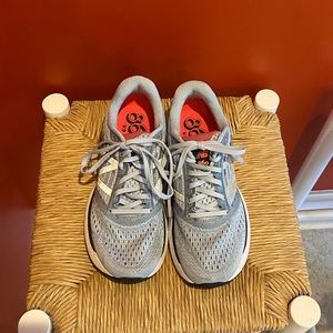 NEW BALANCE 860 tennis shoe / sneaker Sz 9